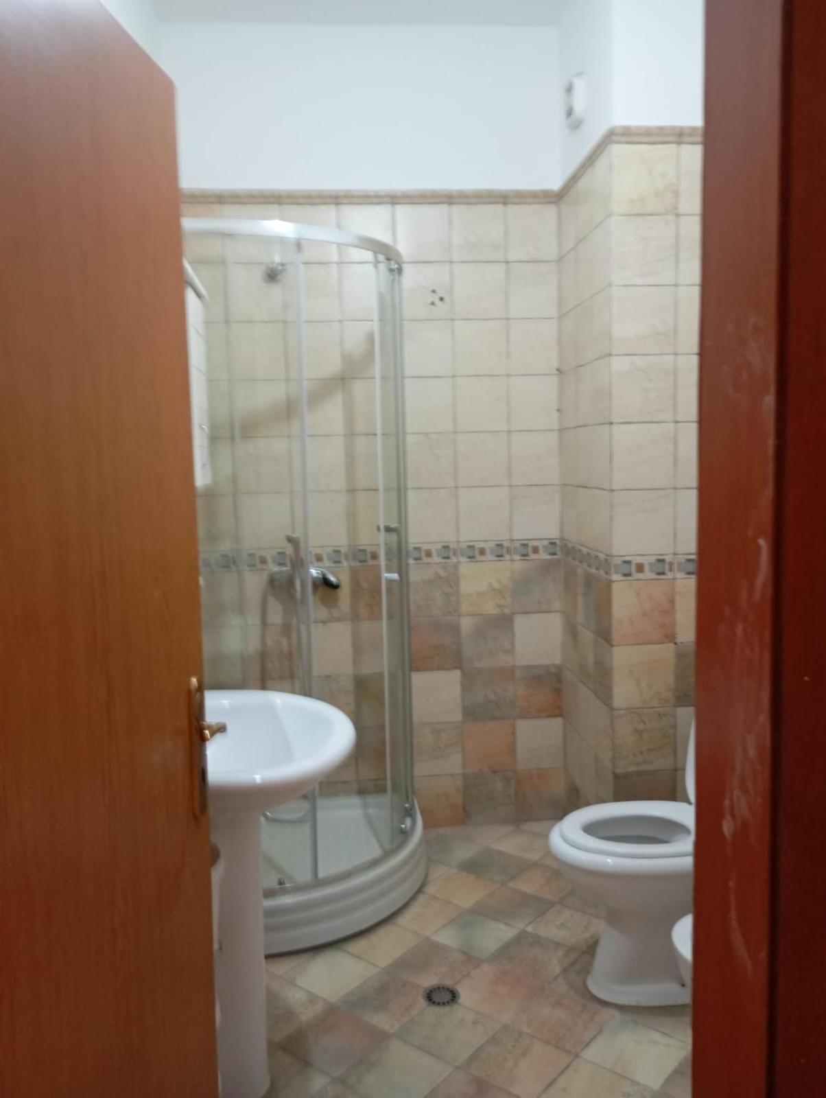 Royal Hostel Tirana Eksteriør billede